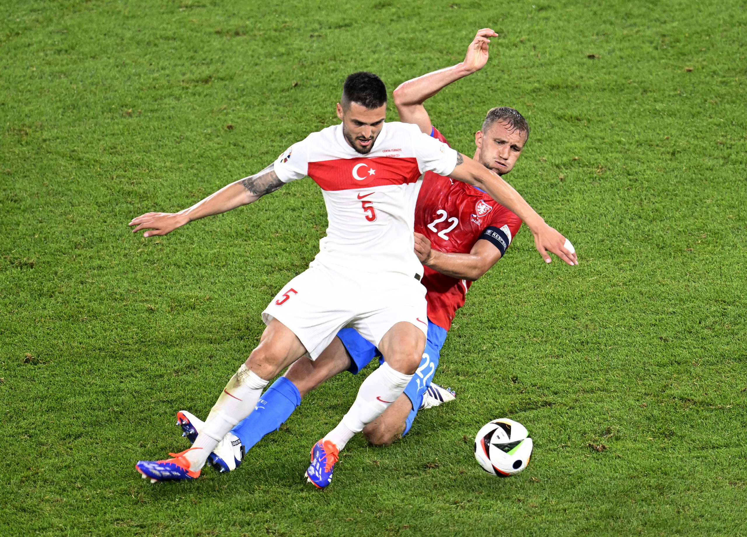 Euro 2024: Thắng ở phút bù giờ, Thổ Nhĩ Kỳ vào vòng 1/8 - Ảnh 1. Euro 2024: Thắng ở phút bù giờ, Thổ Nhĩ Kỳ vào vòng 1/8 - Ảnh 1.
