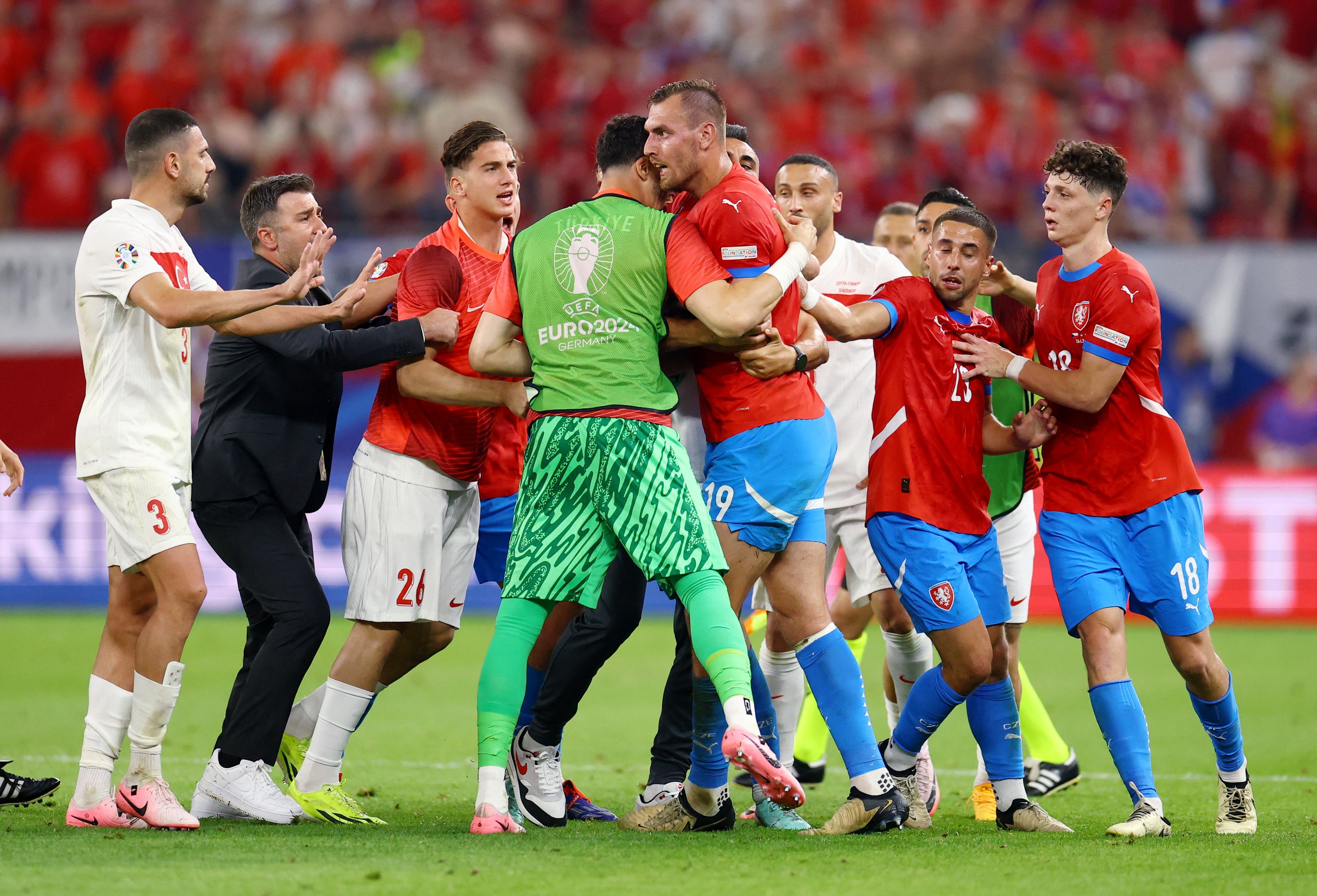 Euro 2024: Thắng ở phút bù giờ, Thổ Nhĩ Kỳ vào vòng 1/8 - Ảnh 2. Euro 2024: Thắng ở phút bù giờ, Thổ Nhĩ Kỳ vào vòng 1/8 - Ảnh 2.