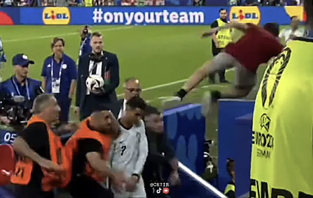 Ronaldo Được Giải Cứu Khỏi Fan Cuồng "Cảm Tử" 1 Ronaldo được bảo vệ giải cứu trước fan cuồng