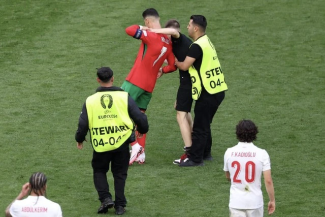 Ronaldo Được Giải Cứu Khỏi Fan Cuồng "Cảm Tử" 2 Ronaldo được bảo vệ giải cứu trước fan cuồng