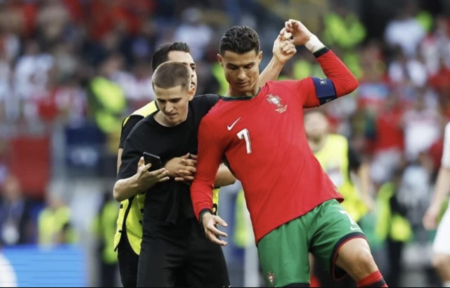 Ronaldo Được Giải Cứu Khỏi Fan Cuồng "Cảm Tử" 3 Ronaldo được bảo vệ giải cứu trước fan cuồng