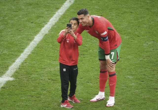 Ronaldo Được Giải Cứu Khỏi Fan Cuồng "Cảm Tử" 4 Ronaldo được bảo vệ giải cứu trước fan cuồng