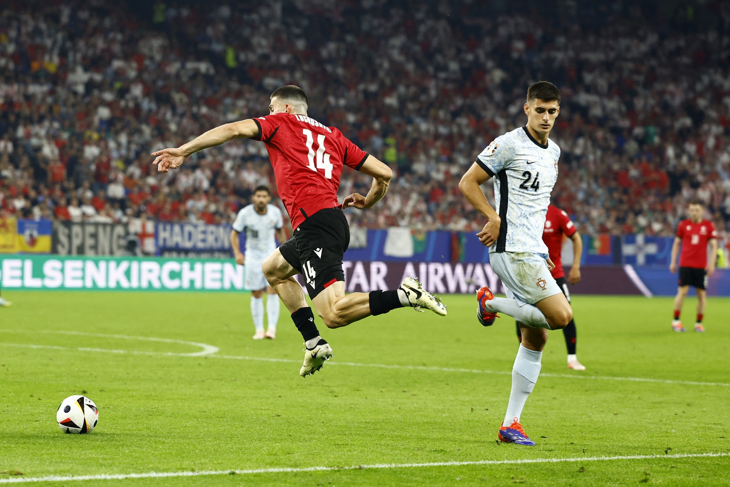 Georgia lội ngược dòng, lần đầu tiên vào vòng knock-out Euro, Bồ Đào Nha thua thảm 4 Antonio Silva phạm lỗi với Luka Lochoshvili