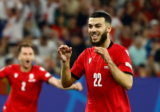 Georges Mikautadze góp công giúp Georgia lọt vào vòng 1/8 và đang dẫn đầu danh sách “Vua phá lưới” Euro 2024 Ảnh: REUTERS Georges Mikautadze góp công giúp Georgia lọt vào vòng 1/8 và đang dẫn đầu danh sách “Vua phá lưới” Euro 2024 Ảnh: REUTERS