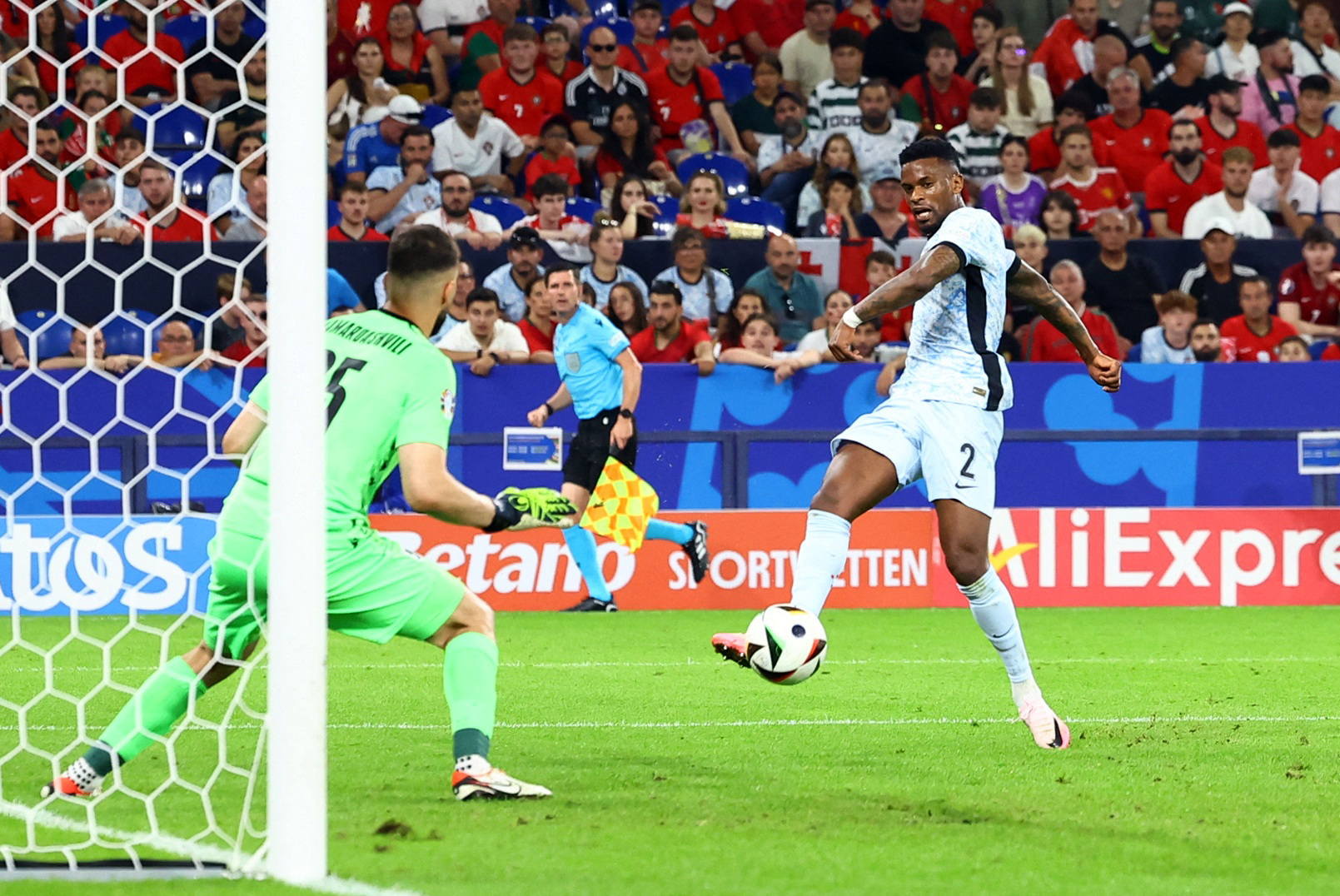 Georgia lội ngược dòng, lần đầu tiên vào vòng knock-out Euro, Bồ Đào Nha thua thảm 7 Thủ môn Giorgi Mamardashvili xuất sắc mọi pha bóng tấn công của Bồ Đào Nha