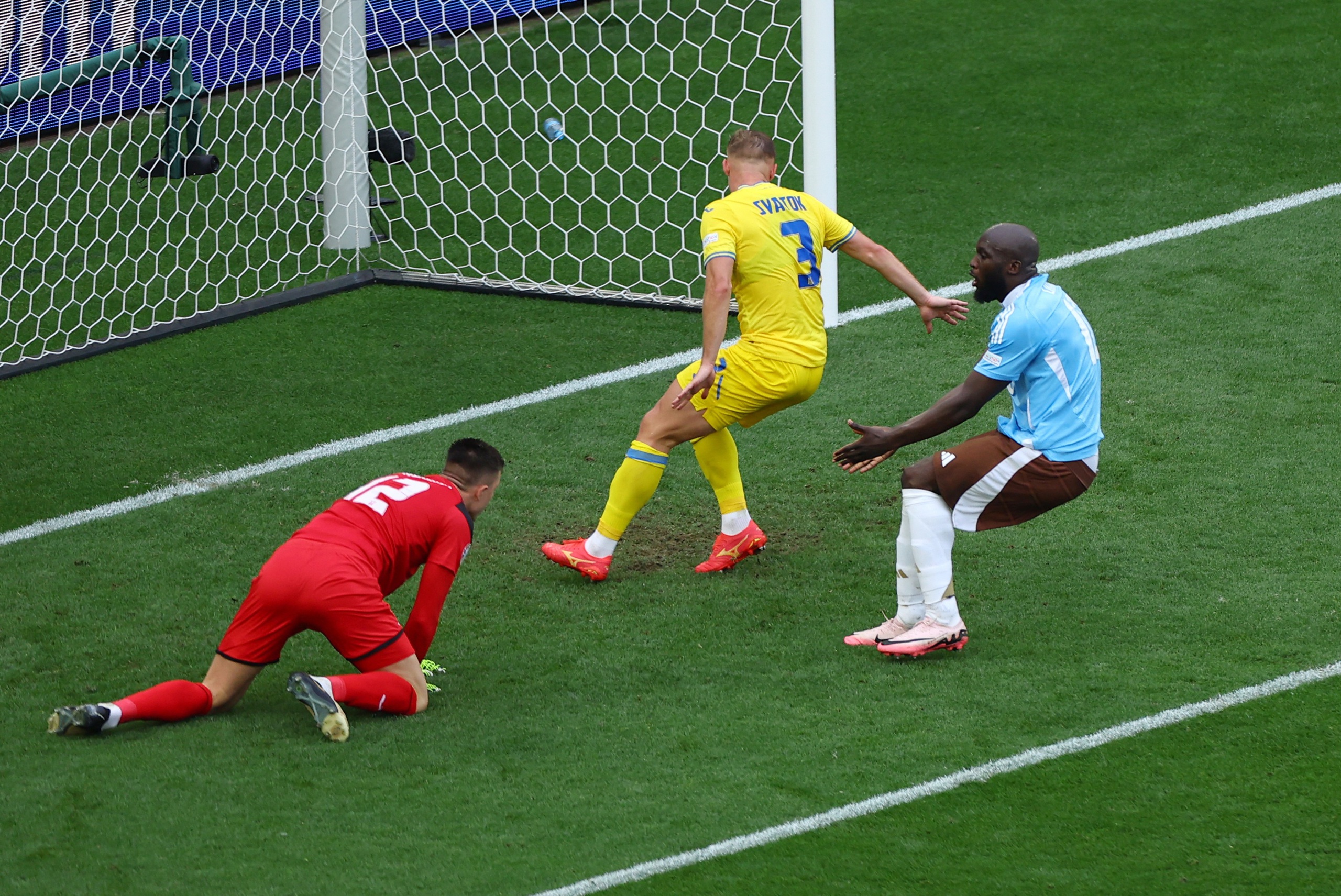Romelu Lukaku đối mặt bất thành với thủ môn Trubin Romelu Lukaku đối mặt bất thành với thủ môn Trubin