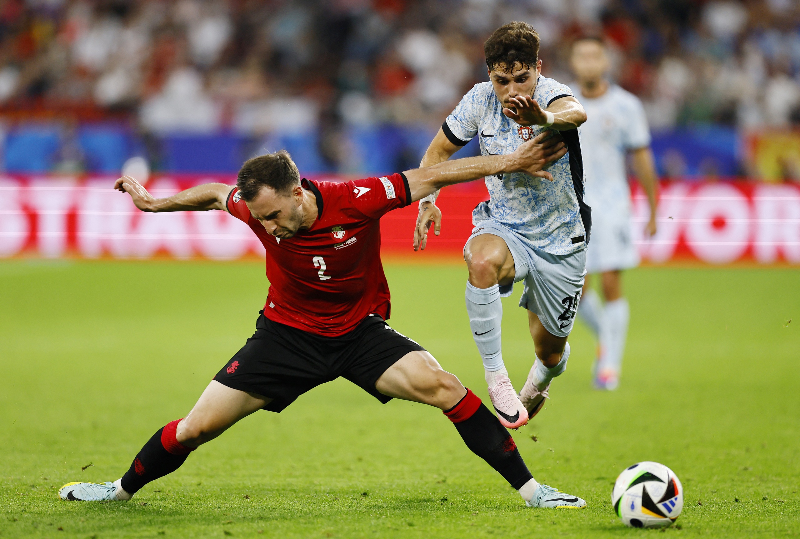 Georgia lội ngược dòng, lần đầu tiên vào vòng knock-out Euro, Bồ Đào Nha thua thảm 3 Kakabadze tranh bóng cùng Pedro Neto