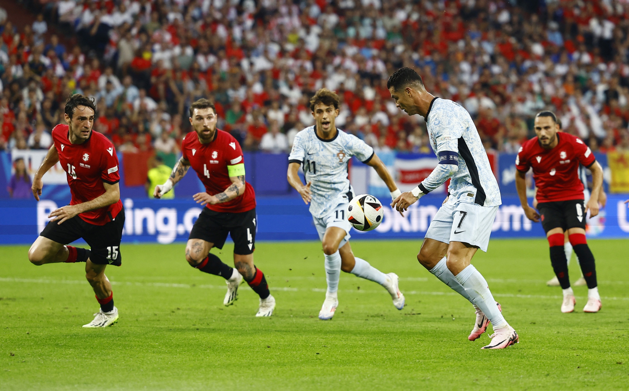 Georgia lội ngược dòng, lần đầu tiên vào vòng knock-out Euro, Bồ Đào Nha thua thảm 1 Ronaldo tìm kiếm bàn thắng đầu tiên tại Euro 2024