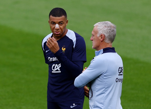 EURO 2024: Mbappe trở lại tập luyện với cái mũi bị gãy EURO 2024: Mbappe trở lại tập luyện với cái mũi bị gãy