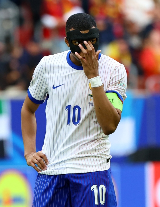 Euro 2024: Mbappe ít ghi bàn vì mặt nạ bảo vệ mũi cản tầm nhìn?- Ảnh 2. Euro 2024: Mbappe ít ghi bàn vì mặt nạ bảo vệ mũi cản tầm nhìn?- Ảnh 2.