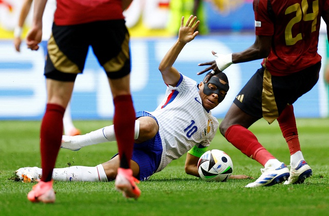 Euro 2024: Mbappe ít ghi bàn vì mặt nạ bảo vệ mũi cản tầm nhìn?- Ảnh 1. Euro 2024: Mbappe ít ghi bàn vì mặt nạ bảo vệ mũi cản tầm nhìn?- Ảnh 1.