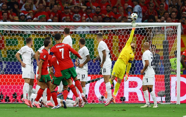 Euro 2024: Ronaldo và kỷ lục... tịt ngòi không mong muốn - Ảnh 9. Euro 2024: Ronaldo và kỷ lục... tịt ngòi không mong muốn - Ảnh 9.