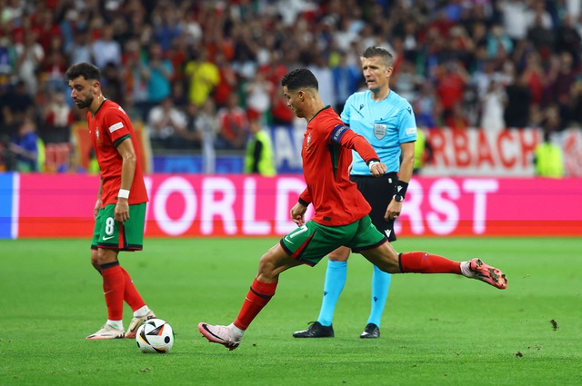 Euro 2024: Ronaldo và kỷ lục... tịt ngòi không mong muốn - Ảnh 10. Euro 2024: Ronaldo và kỷ lục... tịt ngòi không mong muốn - Ảnh 10.