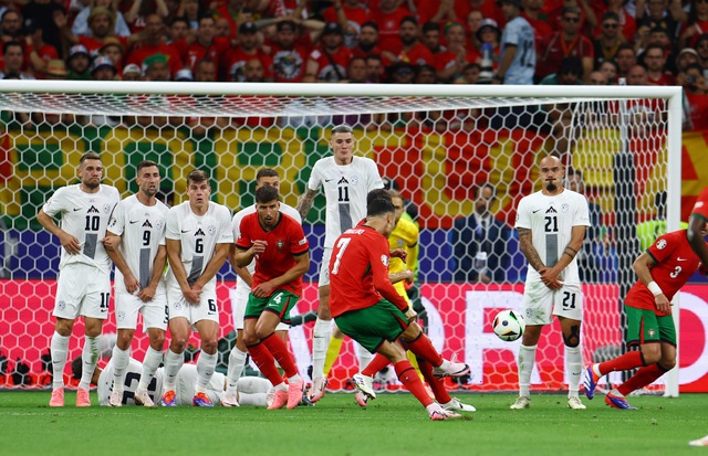 Euro 2024: Ronaldo và kỷ lục... tịt ngòi không mong muốn - Ảnh 7. Euro 2024: Ronaldo và kỷ lục... tịt ngòi không mong muốn - Ảnh 7.