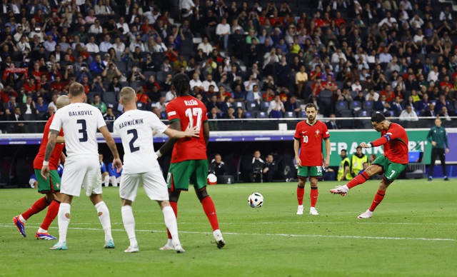 Euro 2024: Ronaldo và kỷ lục... tịt ngòi không mong muốn - Ảnh 4. Euro 2024: Ronaldo và kỷ lục... tịt ngòi không mong muốn - Ảnh 4.