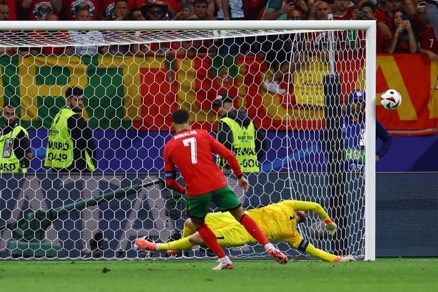 Truyền thông Bồ Đào Nha kêu gọi đặt Ronaldo lên ghế dự bị 4 Euro 2024: Truyền thông Bồ Đào Nha kêu gọi đẩy Ronaldo lên ghế dự bị- Ảnh 4