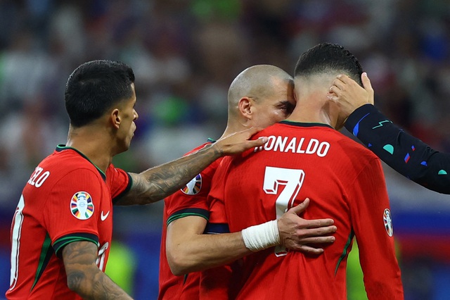 Truyền thông Bồ Đào Nha kêu gọi đặt Ronaldo lên ghế dự bị 1 Euro 2024: Truyền thông Bồ Đào Nha kêu gọi đẩy Ronaldo lên ghế dự bị- Ảnh 1