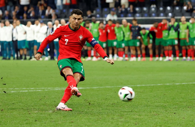 Truyền thông Bồ Đào Nha kêu gọi đặt Ronaldo lên ghế dự bị 7 Euro 2024: Truyền thông Bồ Đào Nha kêu gọi đẩy Ronaldo lên ghế dự bị- Ảnh 7