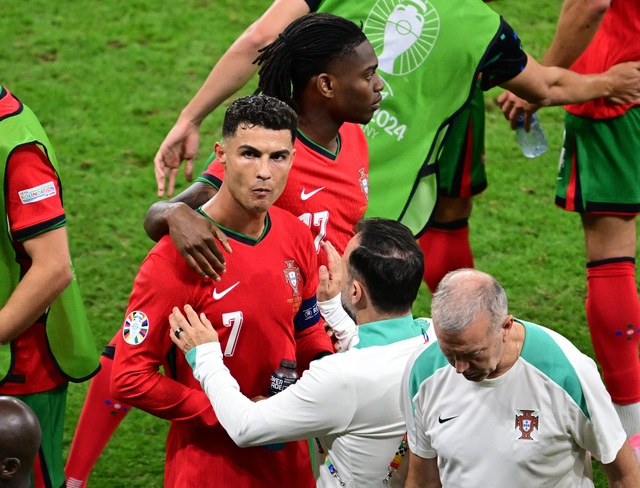 Truyền thông Bồ Đào Nha kêu gọi đặt Ronaldo lên ghế dự bị 5 Euro 2024: Truyền thông Bồ Đào Nha kêu gọi đẩy Ronaldo lên ghế dự bị- Ảnh 5