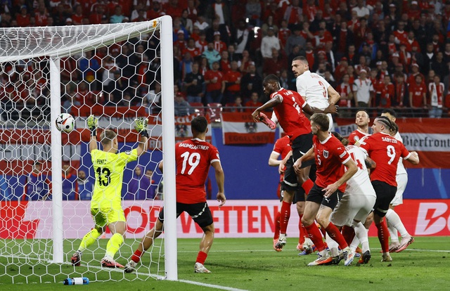 Euro 2024: Thắng Áo, tuyển Thổ Nhĩ Kỳ chạm trán Hà Lan ở tứ kết - Ảnh 1. Euro 2024: Thắng Áo, tuyển Thổ Nhĩ Kỳ chạm trán Hà Lan ở tứ kết - Ảnh 1.