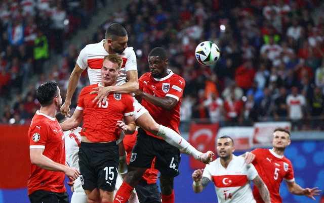 Euro 2024: Thắng Áo, tuyển Thổ Nhĩ Kỳ chạm trán Hà Lan ở tứ kết - Ảnh 2. Euro 2024: Thắng Áo, tuyển Thổ Nhĩ Kỳ chạm trán Hà Lan ở tứ kết - Ảnh 2.