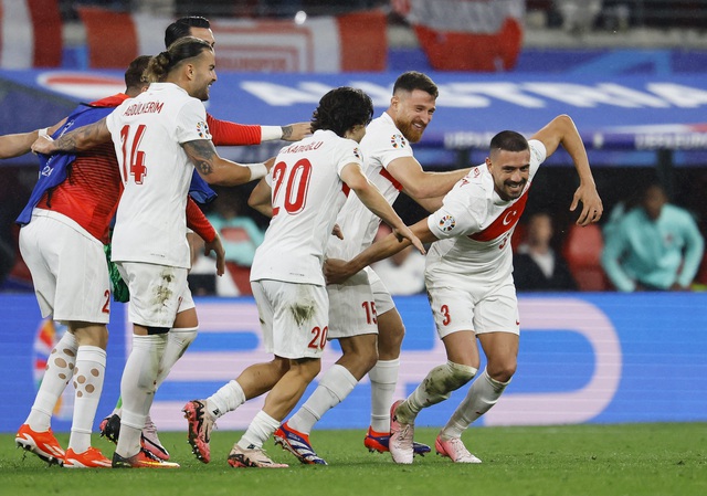 Euro 2024: Thắng Áo, tuyển Thổ Nhĩ Kỳ chạm trán Hà Lan ở tứ kết - Ảnh 8. Euro 2024: Thắng Áo, tuyển Thổ Nhĩ Kỳ chạm trán Hà Lan ở tứ kết - Ảnh 8.