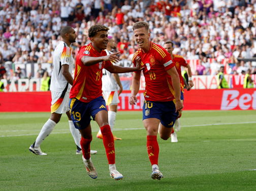Euro 2024: Đội Tuyển Tây Ban Nha 1 Yamal (trái) chúc mừng Olmo sau pha mở tỉ số ở trận Tây Ban Nha thắng Đức Ảnh: REUTERS