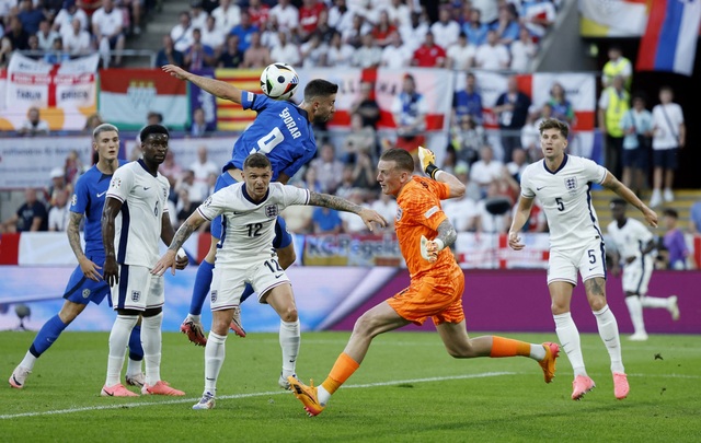 Hàng thủ tuyển Anh bắt chết Andraz Sporar và Ben Sesko Hàng thủ tuyển Anh bắt chết Andraz Sporar và Ben Sesko