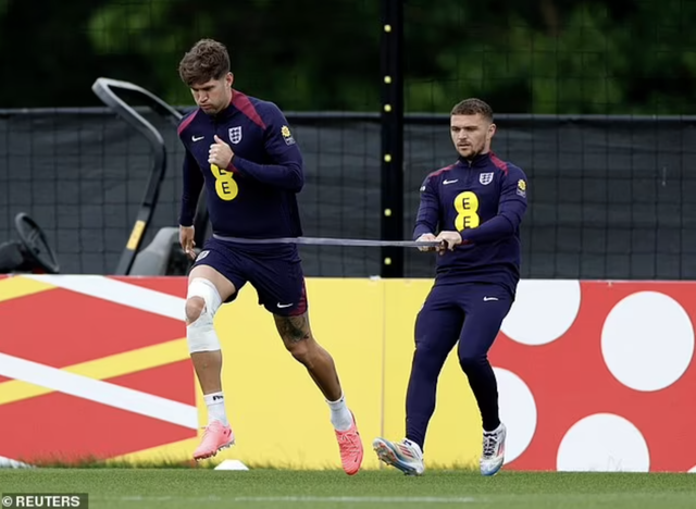 Euro 2024: Tuyển Anh rối ren, 40.000 cổ động viên đổ sang Dusseldorf trợ lực- Ảnh 3. Euro 2024: Tuyển Anh rối ren, 40.000 cổ động viên đổ sang Dusseldorf trợ lực- Ảnh 3.