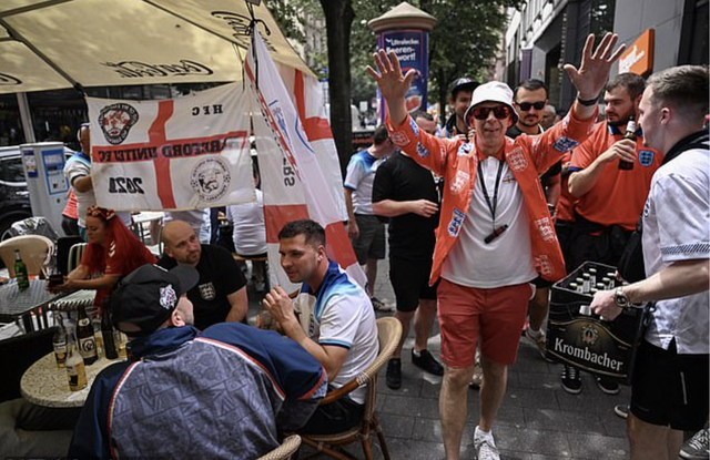 Euro 2024: Tuyển Anh rối ren, 40.000 cổ động viên đổ sang Dusseldorf trợ lực- Ảnh 2. Euro 2024: Tuyển Anh rối ren, 40.000 cổ động viên đổ sang Dusseldorf trợ lực- Ảnh 2.