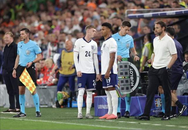 HLV Gareth Southgate: "Đội tuyển Anh cần sự yêu thương" 3 Khoảnh khắc đáng nhớ của tuyển Anh và Southgate