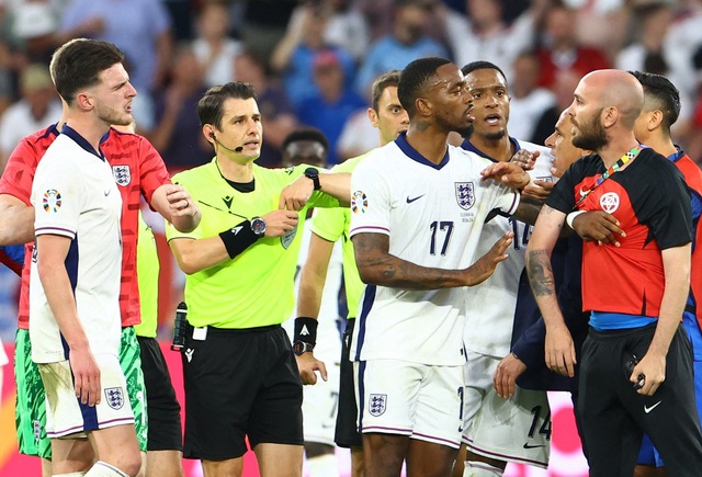 Euro 2024: Chuyên gia đọc khẩu hình tiết lộ Declan Rice lăng mạ HLV Slovakia- Ảnh 3. Euro 2024: Chuyên gia đọc khẩu hình tiết lộ Declan Rice lăng mạ HLV Slovakia- Ảnh 3.