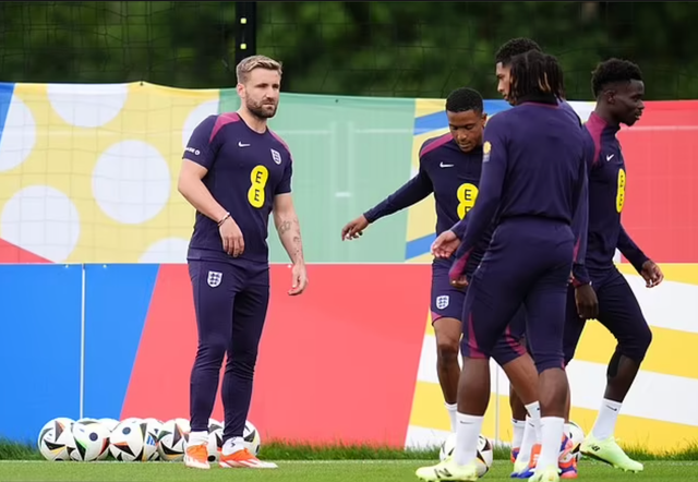 Hậu vệ trái Luke Shaw đã ngồi dự bị từ trận gặp Slovakia Hậu vệ trái Luke Shaw đã ngồi dự bị từ trận gặp Slovakia