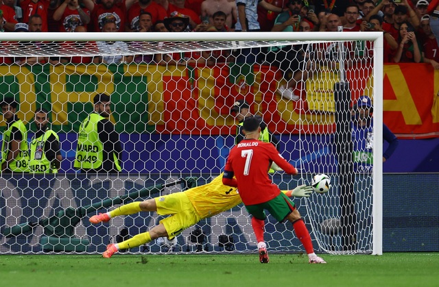 Euro 2024: Ronaldo bật khóc, Bồ Đào Nha loại Slovenia ở loạt 11 m- Ảnh 1. Euro 2024: Ronaldo bật khóc, Bồ Đào Nha loại Slovenia ở loạt 11 m- Ảnh 1.