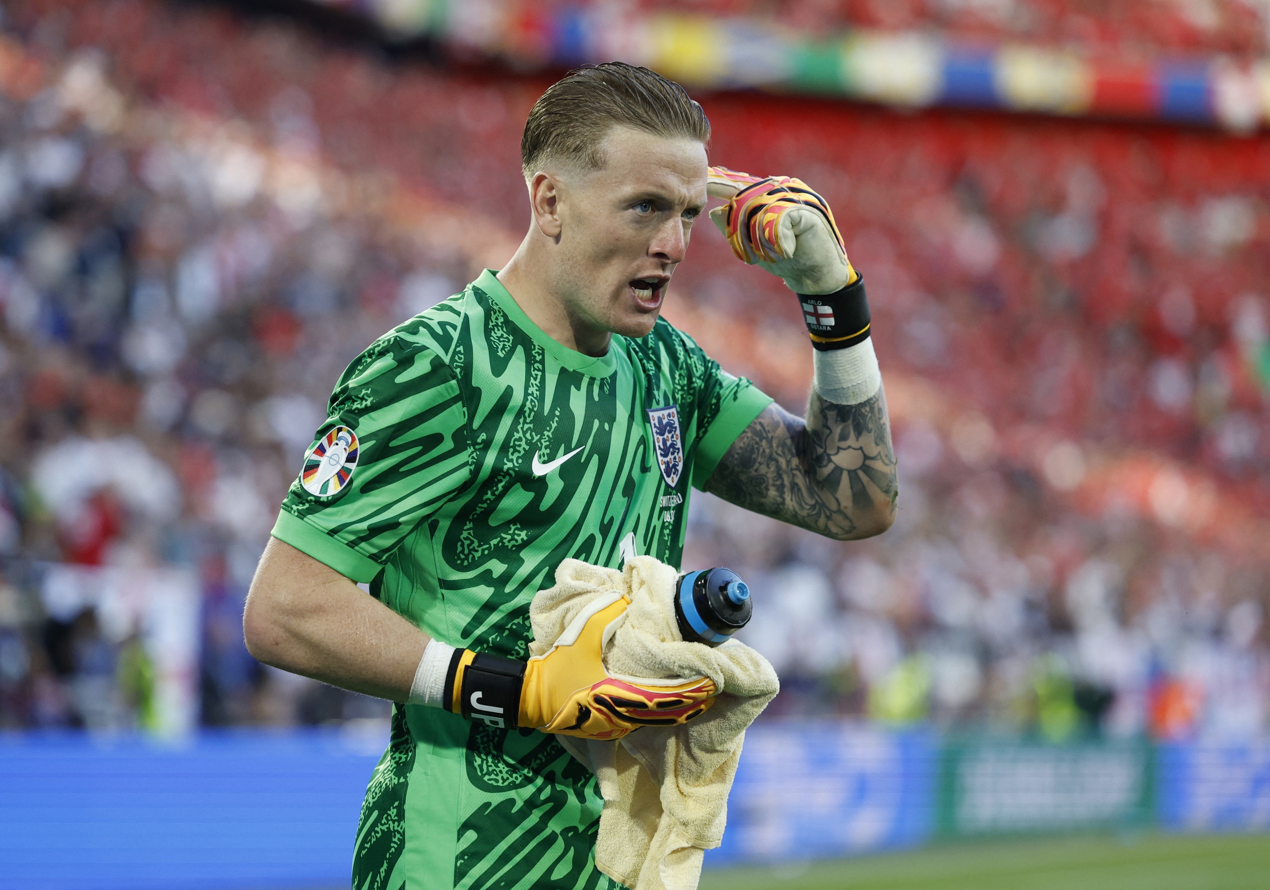 Kỳ Tích Jordan Pickford và Chiếc Bình Nước Huyền Thoại 4 Pickford
