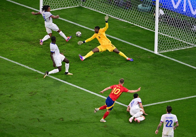 Tây Ban Nha Lội Ngược Dòng Đánh Bại Pháp, Giành Vé Vào Chung Kết Euro 2024 5 Jules Kounde 'tiếp sức' Dani Olmo trong bàn thua thứ hai của tuyển Pháp