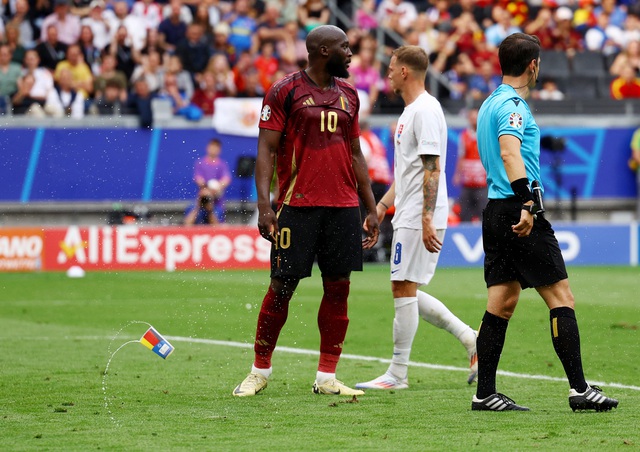 Lukaku không tin anh bị bắt lỗi việt vị lần thứ ba trong hai trận Lukaku không tin anh bị bắt lỗi việt vị lần thứ ba trong hai trận