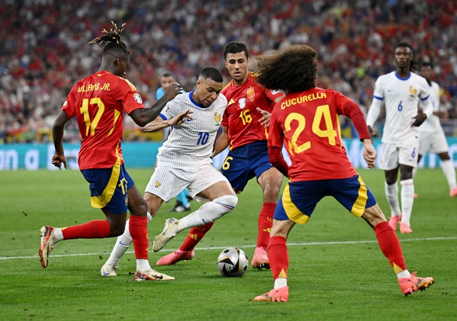 Ngạc nhiên khi xem tỉ số hai trận bán kết 2 Mbappe loay hoay vùng vẫy giữa hàng thủ chật cứng của Tây Ban Nha