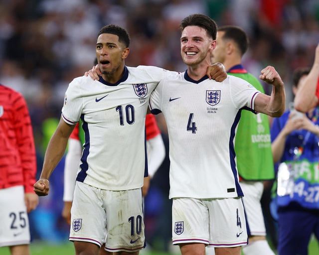 Euro 2024: Chuyên gia đọc khẩu hình tiết lộ Declan Rice lăng mạ HLV Slovakia- Ảnh 4. Euro 2024: Chuyên gia đọc khẩu hình tiết lộ Declan Rice lăng mạ HLV Slovakia- Ảnh 4.