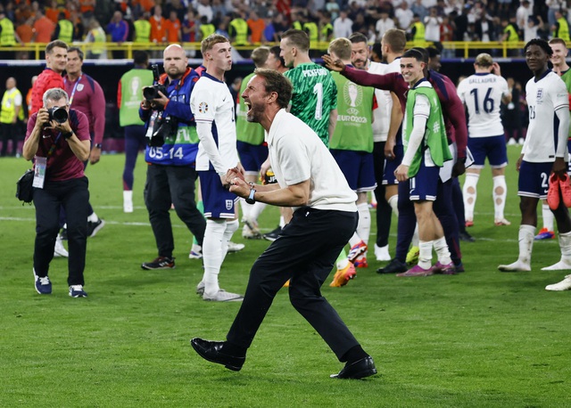 HLV Gareth Southgate: "Đội tuyển Anh cần sự yêu thương" 6 HLV Southgate bùng nổ sau trận bán kết