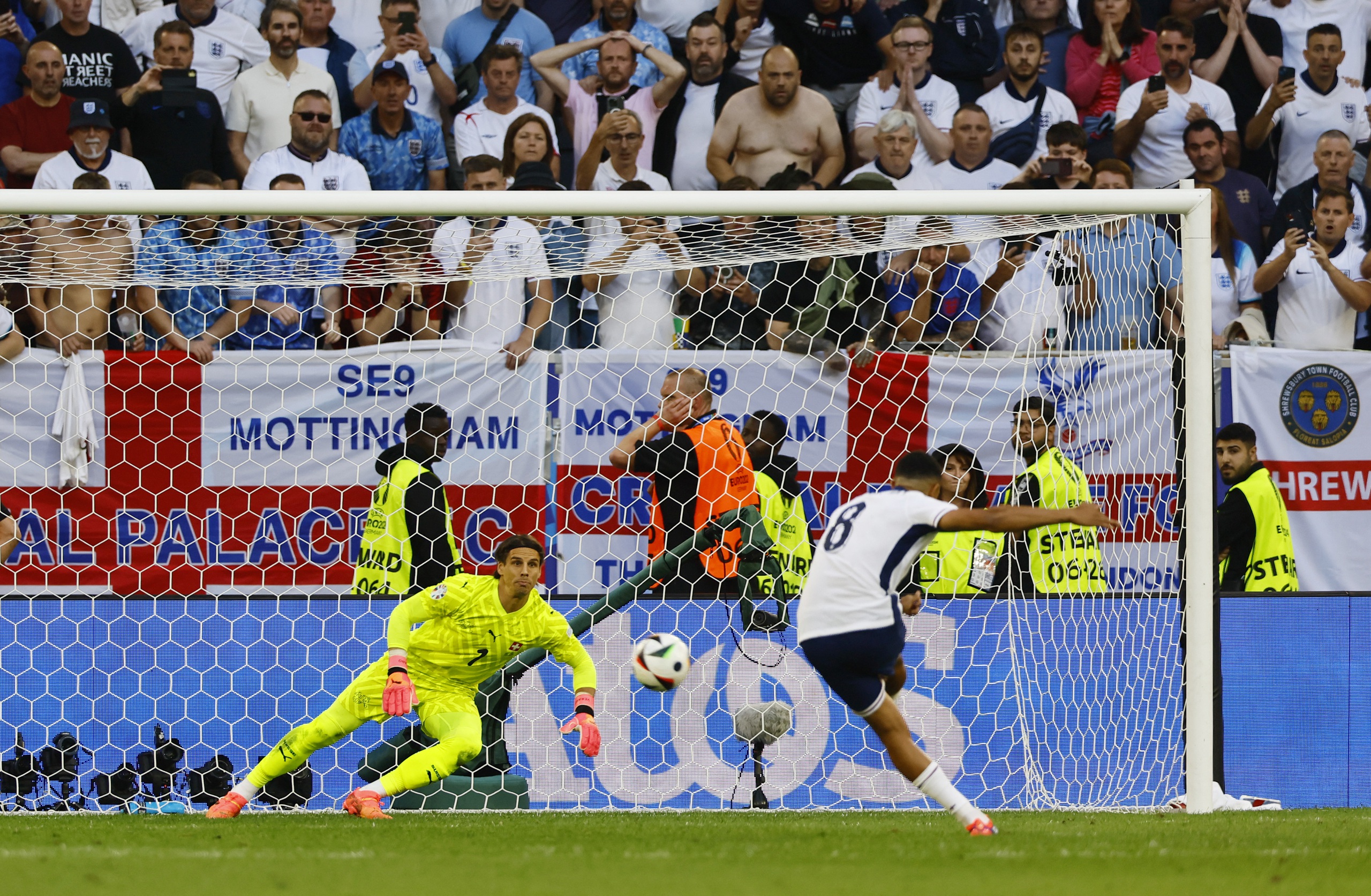 Kỳ Tích Jordan Pickford và Chiếc Bình Nước Huyền Thoại 8 Alexander-Arnold thực hiện lượt sút luân lưu