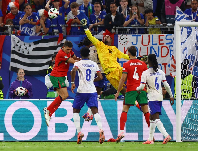 Euro 2024: Thủ thành Mike Maignan giải vây Euro 2024: Thủ thành Mike Maignan giải vây