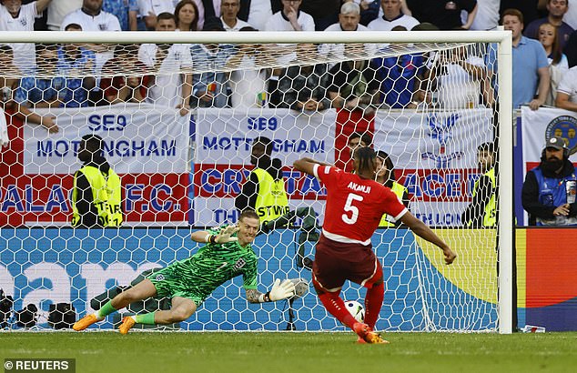 Kỳ Tích Jordan Pickford và Chiếc Bình Nước Huyền Thoại 2 Pickford ngăn được cú sút của Manuel Akanji